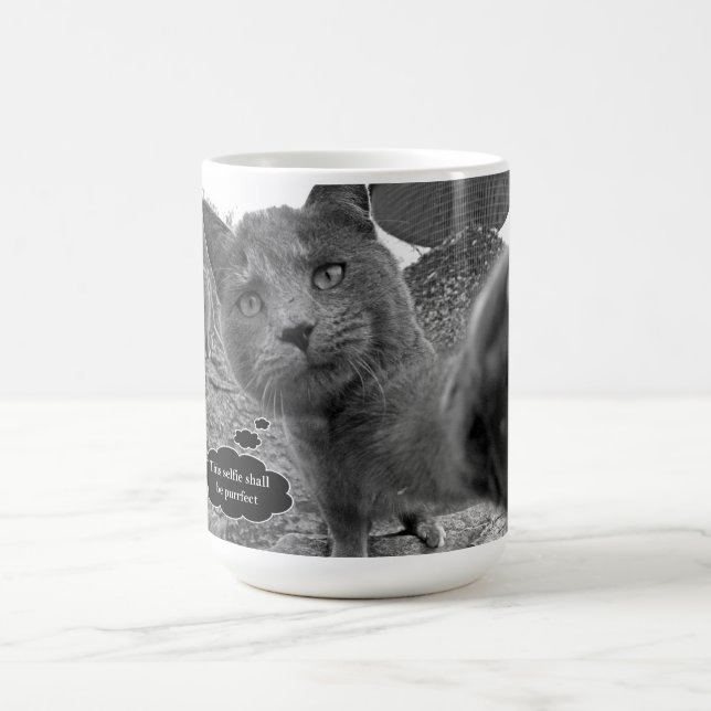 Chat prenant la tasse de Purrfect Selfie (Centre)