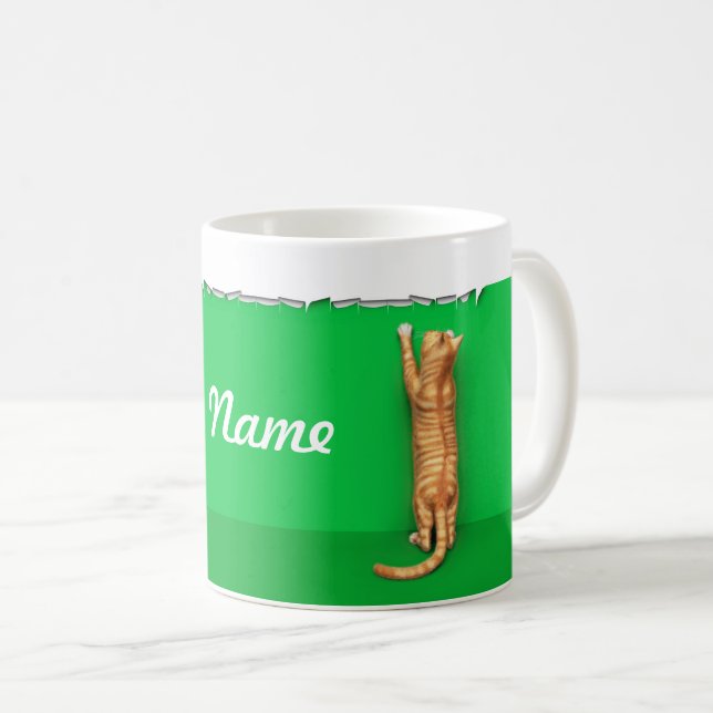 Chat roux à tabby déchire la tasse en papier (Devant droit)