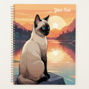 Chat siamois au bord d'un lac