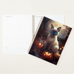 Chat siamois Halloween avec citrouilles effrayant