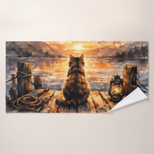 Chat sur le quai au coucher du soleil