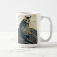 Chat tigré classique sur la tasse classique