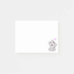Chat tigré mignon et cœur sur des Post-it blancs