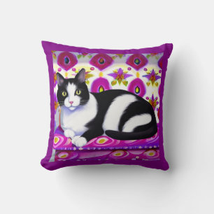 Chat Tuxedo noir et blanc sur un coussin