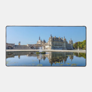 Château de Chantilly avec réflexion dans un étang
