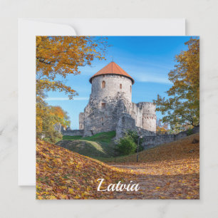 Château médiéval entouré de forêt