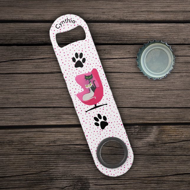 Chats atomiques dans un fauteuil rose empreintes d (Two atomic cats in pink chair black cat paw prints on white with pink polka dots bottle opener.)