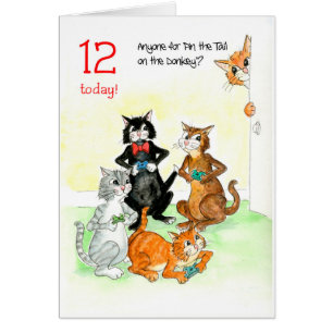 Chats d'amusement jouant le 12ème anniversaire de