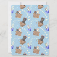 Chats en boîte et gouttes de lait sur bleu