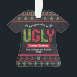 Chaud moche Noël Nordic Knit Nom Chalkboard<br><div class="desc">"Prenez-vous un sale pull Noël." Aidez à décorer votre arbre dans le "style" avec cet ornement de vacances unique et amusant! Motif nordique d'arbres caprices, rennes, ornements, ainsi que la typographie "pull" ludique en rouge, vert et bleu aqua, superposent un arrière - plan de tableau noir. Sentez la chaleur et...</div>
