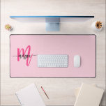 Chaud rose moderne Script Girl Monogramme Nom<br><div class="desc">Améliorez votre espace de travail grâce à notre Chaud rose moderne Script Girly Monogram Nom de bureau Mat! Doté d'un design rose chaud et audacieux, ce tapis de bureau est personnalisé avec votre nom dans un script moderne chic pour une touche personnalisée. Fabriqué à partir de matériaux de haute qualité...</div>