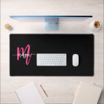 Chaud rose noir moderne Script Girl Monogramme Nom<br><div class="desc">Améliorez votre espace de travail grâce à notre Chaud rose moderne Script Girly Monogram Nom de bureau Mat! Doté d'un design rose chaud et audacieux, ce tapis de bureau est personnalisé avec votre nom dans un script moderne chic pour une touche personnalisée. Fabriqué à partir de matériaux de haute qualité...</div>