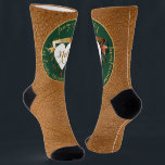 Chaussette 3e anniversaire du Mariage Image en cuir<br><div class="desc">C'est amusant,  des chaussettes d'équipage honorant votre amour pour votre 3e anniversaire de mariage en cuir! Je les ai conçus avec l'esprit "audacieux" et l'imagerie traditionnelle en jade et en cuir avec votre texte médaillon et mes coeurs fantaisie font pour un design royal et adapté pour votre journée spéciale!</div>