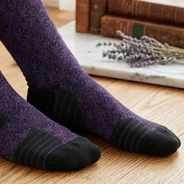 Chaussette Academia Sombre Corbeau Damassé (Moody raven damask socks for your best friend's birthday gift.)