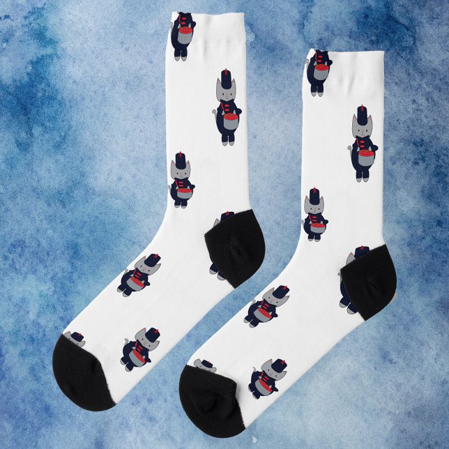 Chaussette Batteur de chat de groupe de majorettes bleu marin (A pair of socks featuring a gray cat wearing a navy blue & red marching band uniform.)