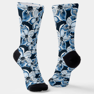 Chaussette Bleu, fleurs blanches sur un arrière - plan noir.