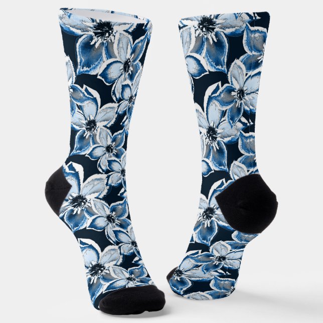Chaussette Bleu, fleurs blanches sur un arrière - plan noir. (Angulaire)