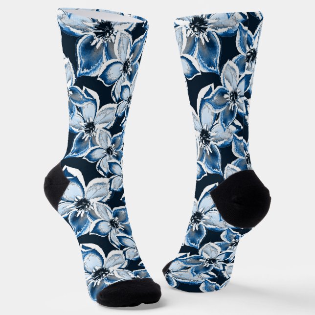 Chaussette Bleu, fleurs blanches sur un arrière - plan noir. (Angulaire)
