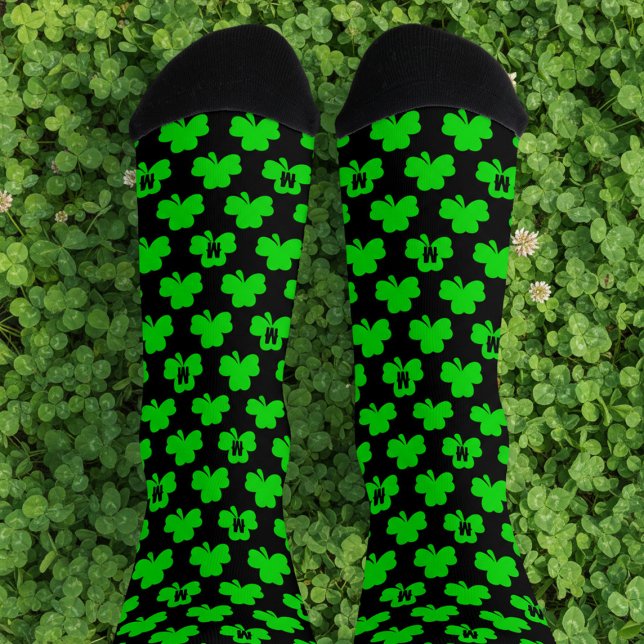 Chaussette Chaussettes de la Saint-Patrick à monogramme trèfl (Let your feet have the luck of the Irish this St Patrick's Day in a pair of shamrock socks.)