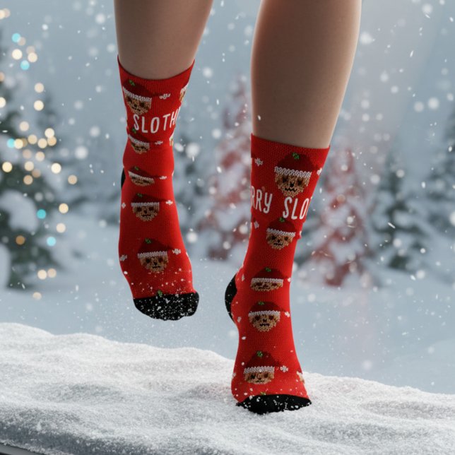 Chaussette Chaussettes de Noël de fête de Slothmas rouge (Santa Sloth is coming to your feet this Slothmas. Perfect socks for dashing through the snow!)