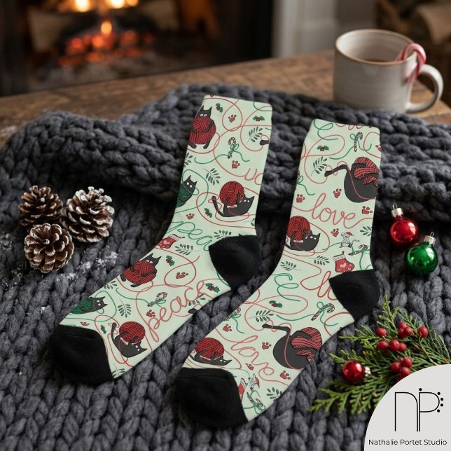 Chaussette Chaussettes de Noël vertes de chaton espiègle (These Playful Kitten Christmas Socks feature hand-drawn art, perfect for cat lovers this holiday.)