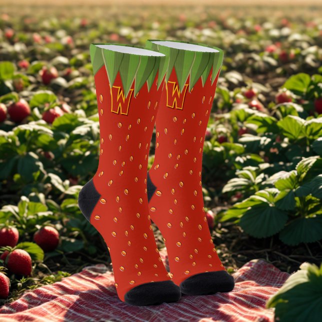 Chaussette Chaussettes drôles à monogramme rouge fraise (A fun pair of summer socks perfect if you love strawberries. Add your initial!)