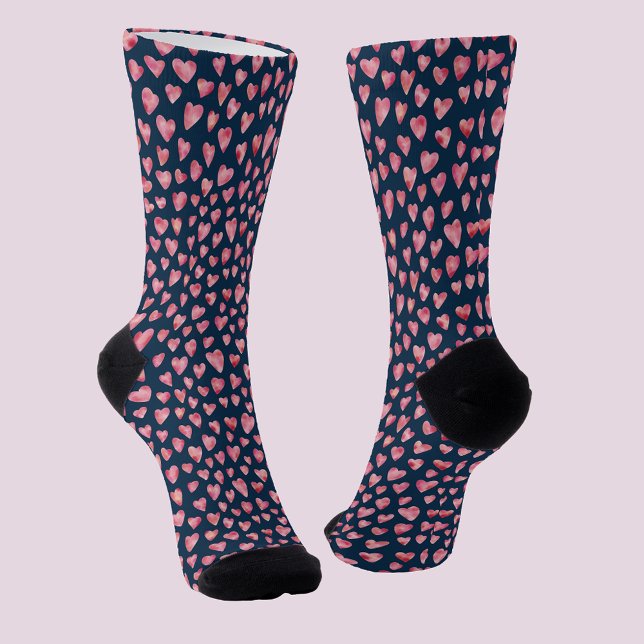 Chaussette Chaussettes motif mignonne rose amour Coeur bleu (Cute pink heart socks on navy blue background.)