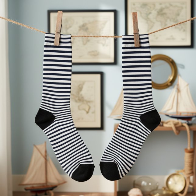 Chaussette Chaussettes rayées bleu et blanc de la Marine (Navy Blue and White Striped Socks for Him for Father's Day. Stylish Stripes Pattern with Pinstripes.)