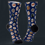 Chaussette Collage personnalisé pour animaux de compagnie de<br><div class="desc">Ces chaussettes de photo pour animaux de compagnie modernes uniques sont la façon parfaite de garder vos amis en fureur bien-aimés avec vous où que vous alliez. Ces chaussettes personnalisées comportent un collage de 8 photos adorables de chien, chat, oiseau ou autre animal de compagnie sur un arrière - plan...</div>
