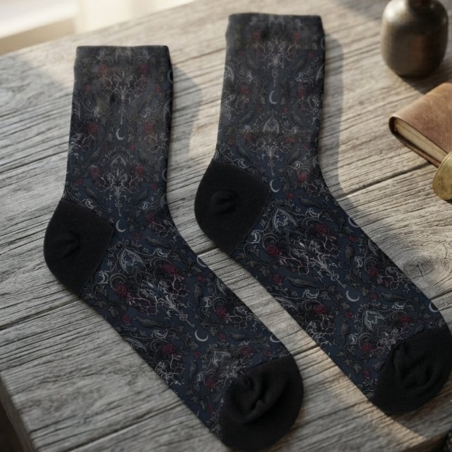 Chaussette Corbeau baroque onyx lunatique (Moody raven socks with baroque filigree for dark academia lovers during autumn study sessions.)