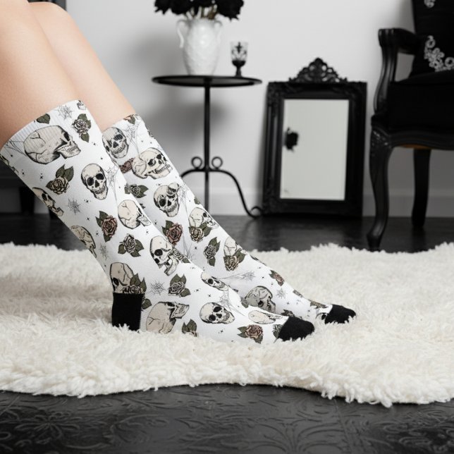 Chaussette Crânes gothiques noirs et blancs et fleurs Roses (Black and White Gothic Chic Halloween Socks. Floral Skull Pattern with Hand Drawn Skulls and Roses)