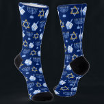 Chaussette Cute Hanoukka Dreidel Menorah Motif Blue Gold<br><div class="desc">De belles chaussettes Hanoukka en bleu avec un motif cool de la star du judaïsme,  rêvent pour les jeux de Chanukah amusants,  et la menorah juive pour les vacances.</div>