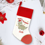 Chaussette De Noël Dinosaure de Noël mignon Santasaurus Nom Enfants<br><div class="desc">Noël rétro enfants' Christmas Stocking avec le dinosaure de Noël Santasaurus mignon enveloppé dans les lumières de Noël avec chapeau de Père Noël. Personnalisez facilement le nom. - Kate Eden Art</div>