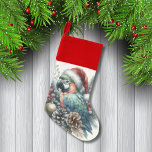 Chaussette De Noël Perroquet tropical<br><div class="desc">Capturer l'essence des tropiques avec notre réserve "Tropical Parrot Christmas". Doté d'un perroquet de vacances avec un casquette du Père Noël rouge,  dans un beau bouquet de Noël de pin,  de pinecones,  de baies sèches et d'une baule d'or.</div>