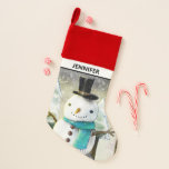Chaussette De Noël Snowman en hiver sur la scène de Noël<br><div class="desc">Rensage de Noël avec un dessin mignon avec un bonhomme de neige portant un chapeau et un foulard cool. L'arrière - plan a une ligne de pins blancs recouverts de neige</div>