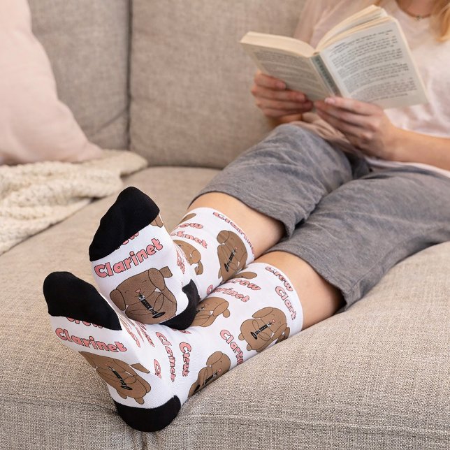 Chaussette Équipage de clarinette Chien brun drôle (A pair of socks with a dog playing the clarinet and the word clarinet crew.)