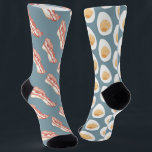 Chaussette Funny Bacon et Motif des oeufs<br><div class="desc">Le design est composé d'un motif de lard et d'oeufs bidon en alliage. Modifiez la couleur arrière - plan comme vous le souhaitez. Ajoutez votre libellé personnalisé à cette conception à l'aide des cases "Modifier ce modèle de conception" situées à droite de l'élément ou cliquez sur le bouton bleu "Customiser"...</div>