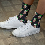 Chaussette Funny Elf Photo Chaussettes de Noël<br><div class="desc">Fun elf chaussettes photo,  fera un cadeau de noël humoristique pour papa,  oncle,  grand-père,  frère ou n'importe qui d'autre! Doté d'une photo avec un casquette de personnage de dessin animé. Les couleurs arrière - plans peuvent être modifiées en cliquant sur le lien customiser après la personnalisation.</div>