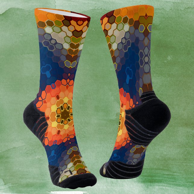 Chaussette Hex Mandala bleu orange et rouge (Blue Orange and Red Hexagon Mandala Socks by Wormhole Orbital)