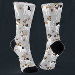 Chaussette Jack Russell Paws Terrier et Chaussettes d'os<br><div class="desc">Les chiens du mignon Jack Russell Terrier sont assis et debout avec des empreintes de pattes et des os de chien motif.</div>