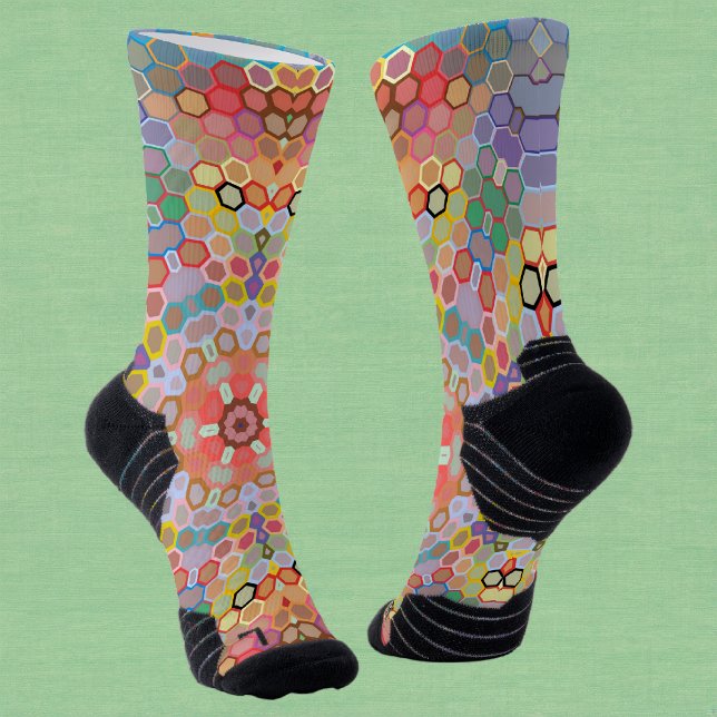 Chaussette Mandala arc-en-ciel en hexagone (Rainbow Hexagon Mandala Socks by Wormhole Orbital)