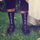 Chaussette Mariage Best Man Personnalisé Noir<br><div class="desc">Habille les hommes de ta fête de mariage avec des chaussettes personnalisées. "Best Man" est écrit sur le devant des chaussettes en gras typographie blanche. Personnalisez ces chaussettes de conservation avec vos prénoms et date mariage dans une simple typographie blanche.</div>