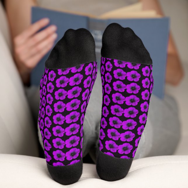 Chaussette Modèle floral de géranium violet sur noir (Fond)
