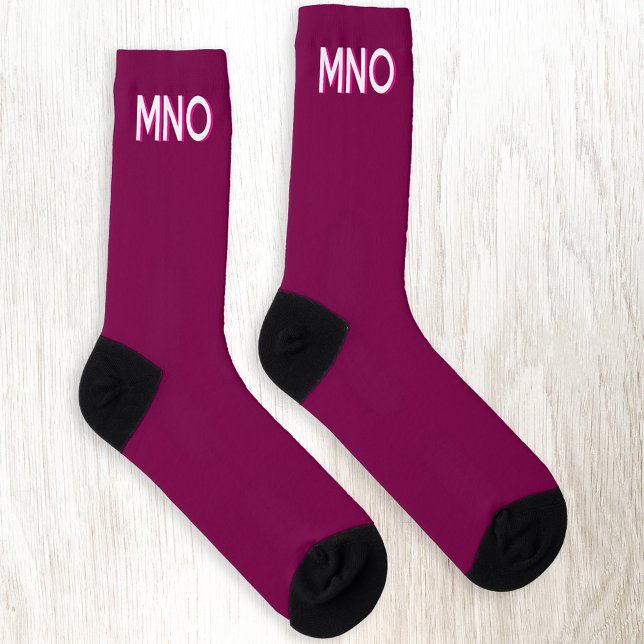 Chaussette Monogramme moderne initial Ombre cerise rose (Monogram initial drop shadow personalized dark cherry red socks)