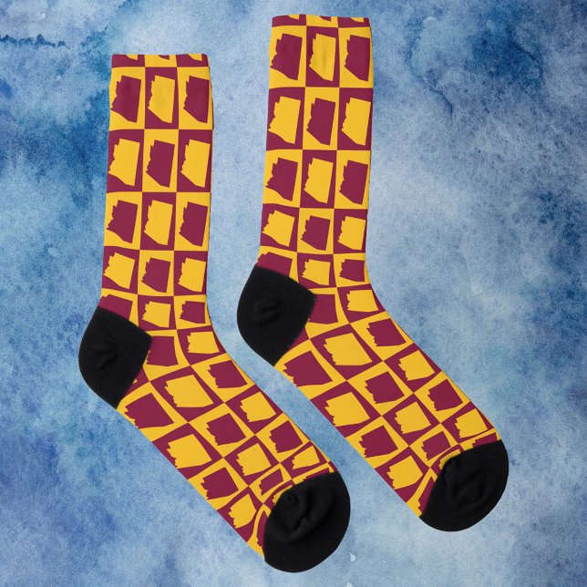 Chaussette Motif Grille Marron et Or de l'Arizona (A pair of socks with a pattern featuring Arizona in maroon and gold.)