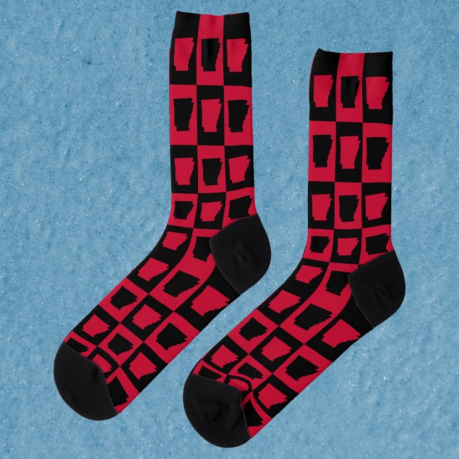 Chaussette Motif noir et rouge de vérification de l'État amér (A pair of socks featuring a red and black pattern of the US state of Arkansas.)