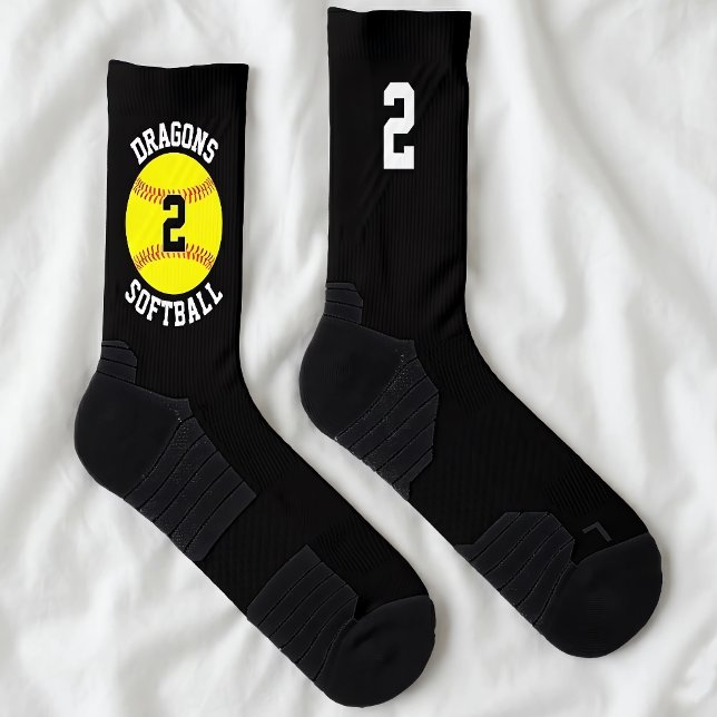 Chaussette Nom de l'équipe de softball personnalisée et numér (Custom softball team socks on bed. Personalized with softball team name and player jersey numbers.)