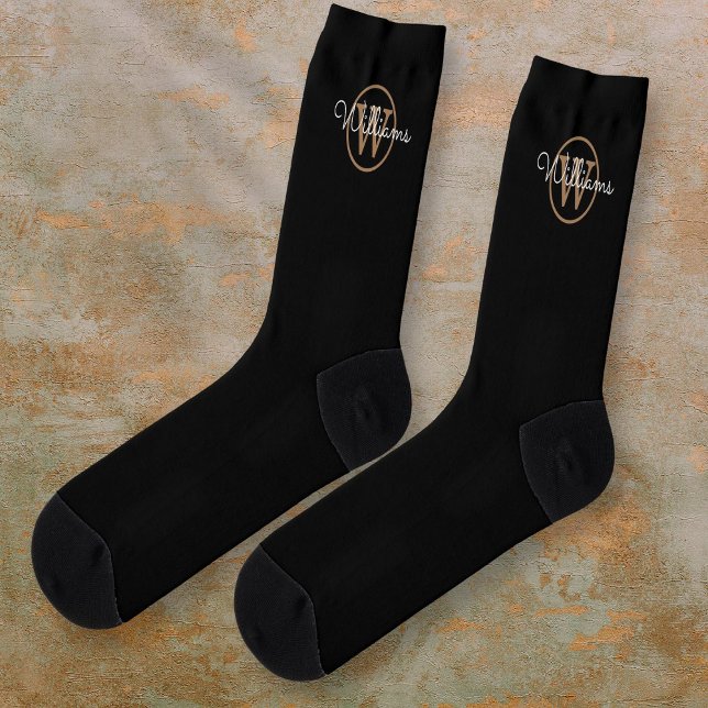 Chaussette Nom de script monogramme or élégant noir (Gold Monogram Script Name Elegant Black Socks)