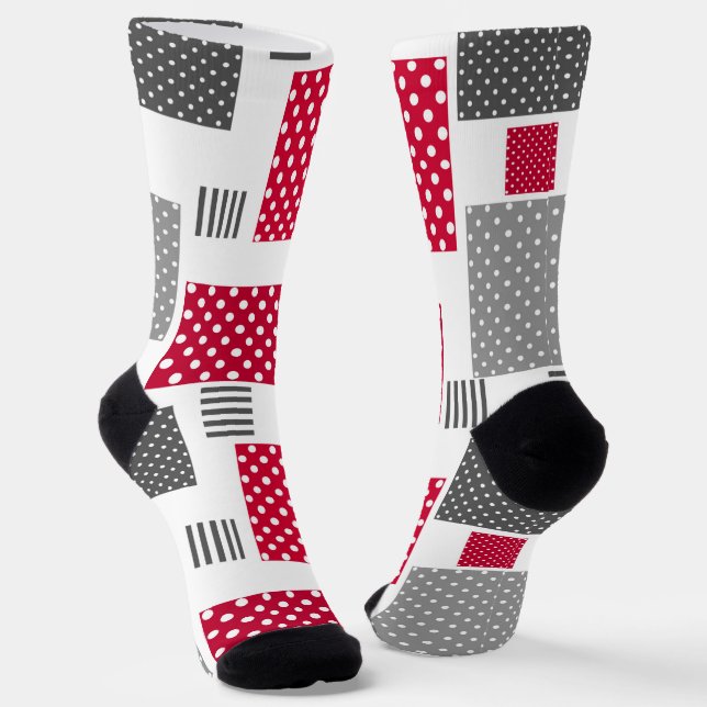 Chaussette Pneuka rouge gris patchwork sur arrière - plan bla (Angulaire)