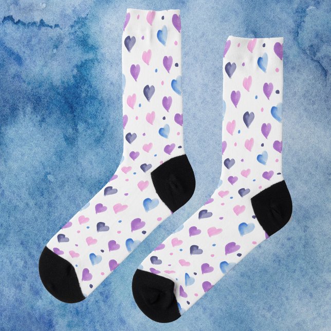 Chaussette Points Coeurs Aquarelle Motif rose bleu pourpre (A pair of socks with a watercolor heart pattern done in pink, blue and purple)